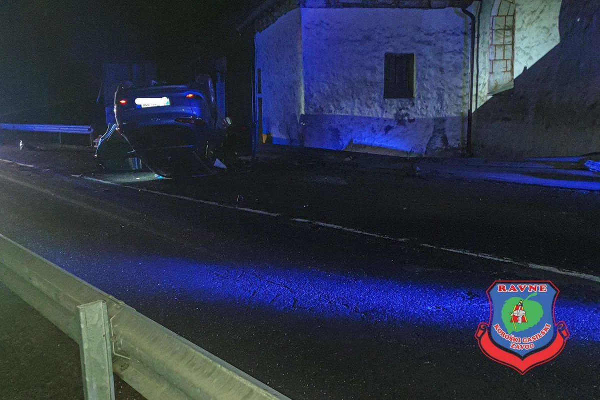 Na Poljani z avtom zapeljal s ceste v ograjo in se obrnil na streho. Poškodovano osebo so prepeljali v bolnico