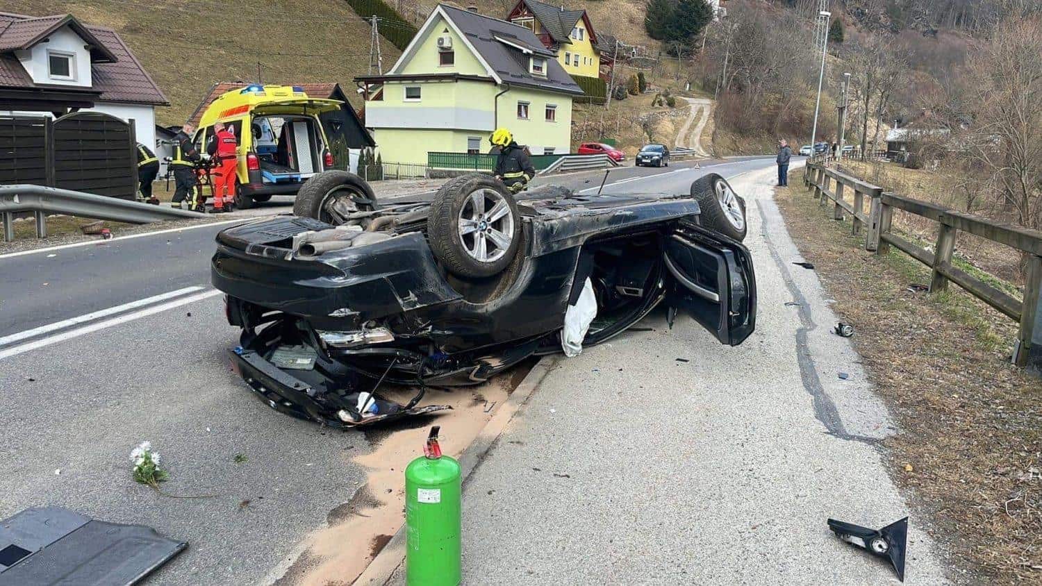 Podvelka: Z vozilom na streho, v Vuzenici delovna nesreča, prometna nesreča tudi v Črni