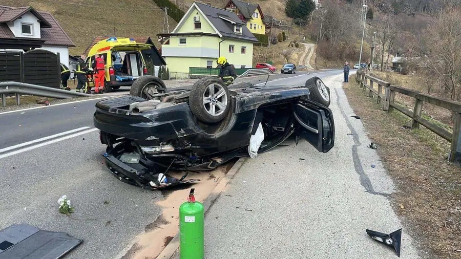 Podvelka: Z vozilom na streho, v Vuzenici delovna nesreča, prometna nesreča tudi v Črni