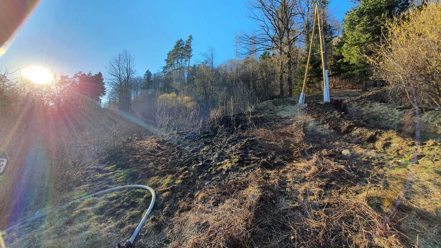 Huje poškodovanega smučarja s helikopterjem  prepeljali v UKC Maribor. V Dravogradu gorelo