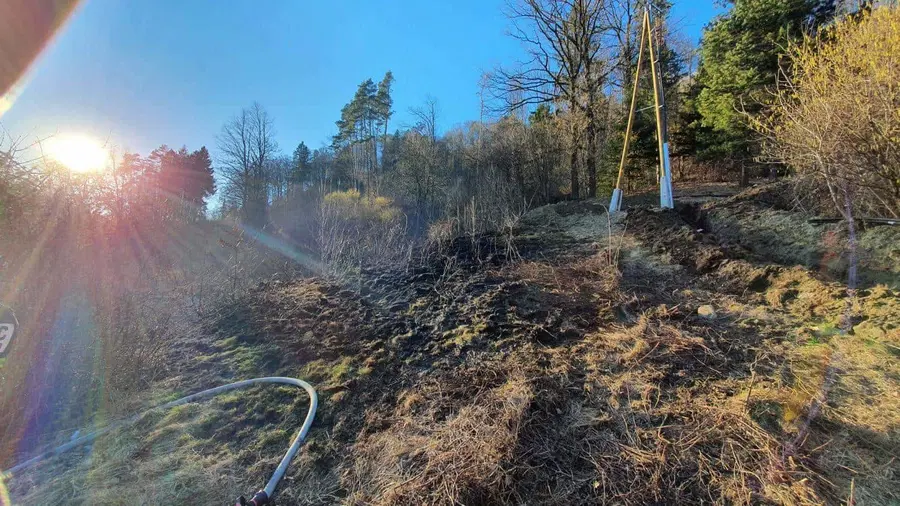 Huje poškodovanega smučarja s helikopterjem  prepeljali v UKC Maribor. V Dravogradu gorelo