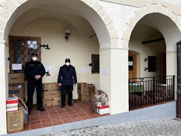 V Slovenj Gradcu šolskim ustanovam razdelili večjo količino FFP2 in medicinskih zaščitnih mask (FOTO)