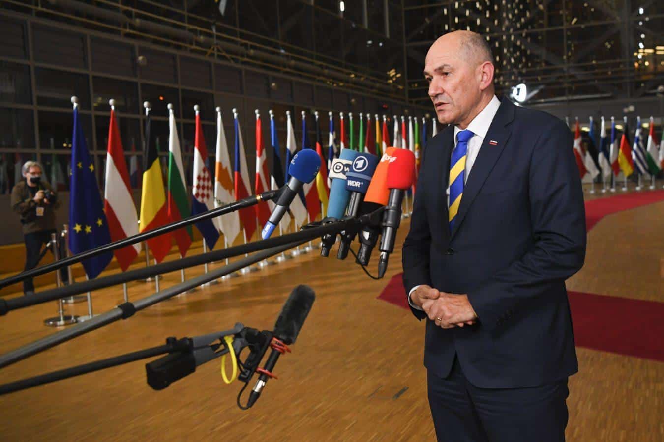 Voditelji EU z dogovorom o obsežnih sankcijah proti Rusiji. UNHCR: V Ukrajini domove zapustilo 100.000 ljudi, tisoči bežijo v tujino