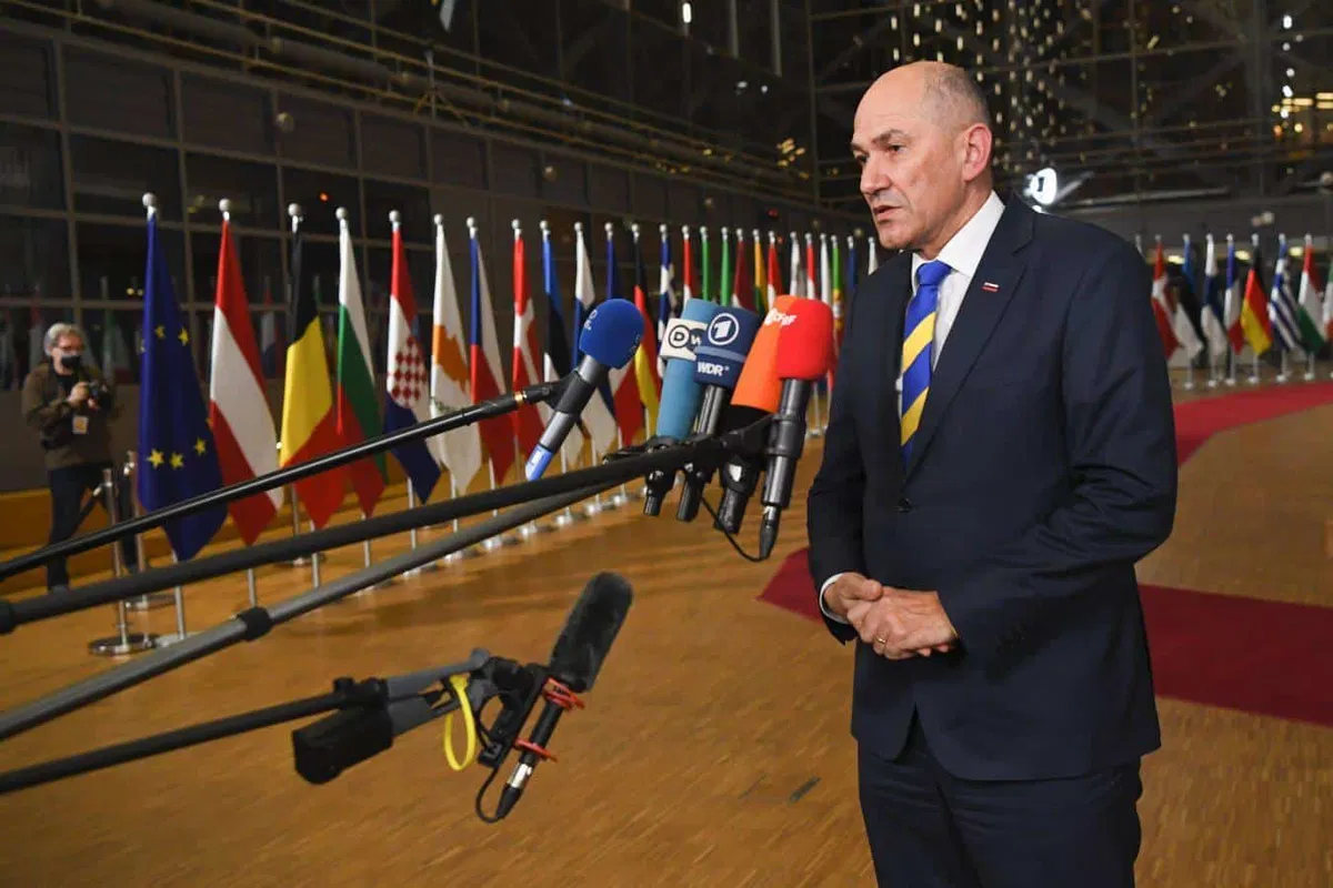 Voditelji EU z dogovorom o obsežnih sankcijah proti Rusiji. UNHCR: V Ukrajini domove zapustilo 100.000 ljudi, tisoči bežijo v tujino