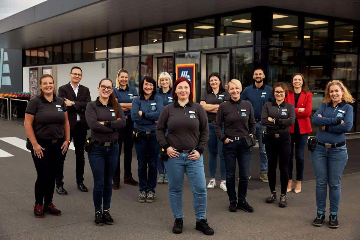 Hofer tudi v 2022 stopa z visokim dvigom plač: V treh letih prodajalkam in prodajalcem več kot 30-% zvišanje plačila