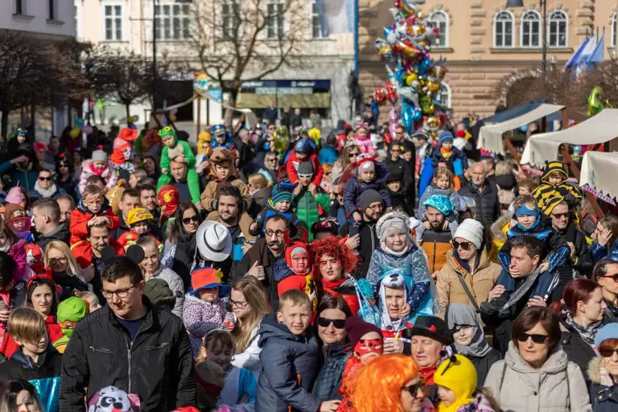 Pustovanje v Slovenj Gradcu privabilo veliko množico maškar (FOTO)
