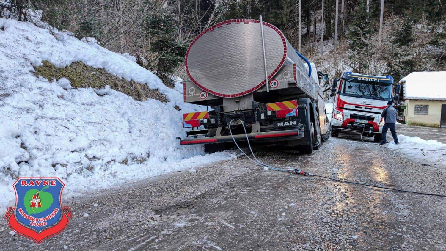 Na Ravnah s ceste zdrsnilo tovorno vozilo, v Slovenj Gradcu posredoval helikopter