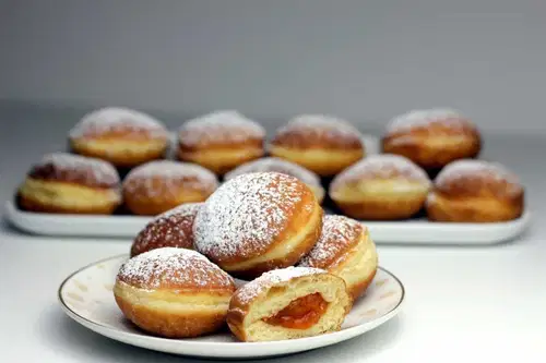Na tolsti četrtek mora biti miza polna pustnih dobrot