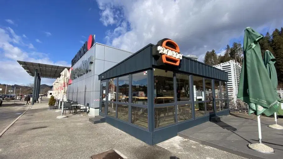 V Slovenj Gradcu se v najem oddaja popolnoma opremljen poslovni prostor za pripravo hitre hrane