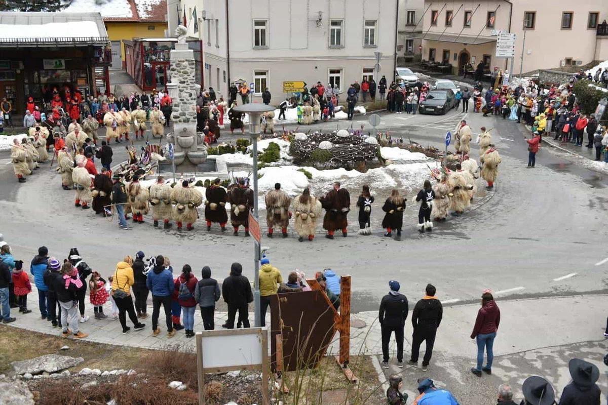 Črno so preplavili kurenti in pustne šeme. Lesjakova: "Res je bilo enkratno, ljudje so bili zadovoljni"
