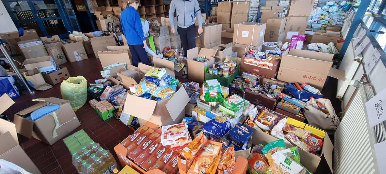 V Slovenj Gradcu zbrali približno 7 ton hrane in drugih nujnih potrebščin, ki so že na poti v Ukrajino (FOTO)