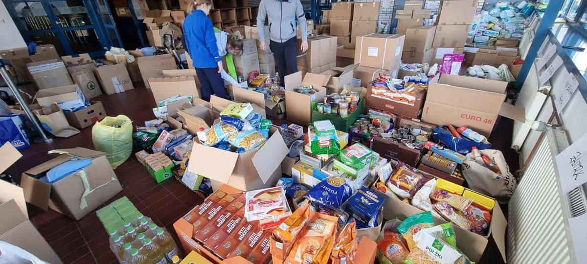 V Slovenj Gradcu zbrali približno 7 ton hrane in drugih nujnih potrebščin, ki so že na poti v Ukrajino (FOTO)