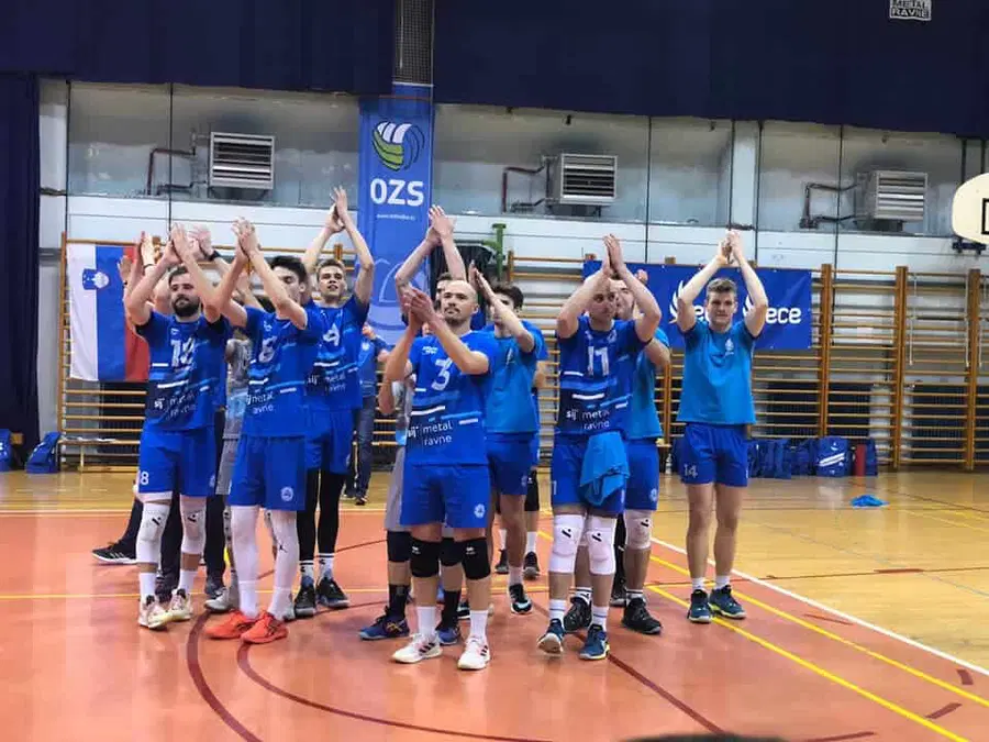 Odbojkarji Fužinarja s sobotno zmago do končnega prvega mesta. V četrtek jih na Ravnah čaka prva tekma za preboj v 1.A slovensko ligo