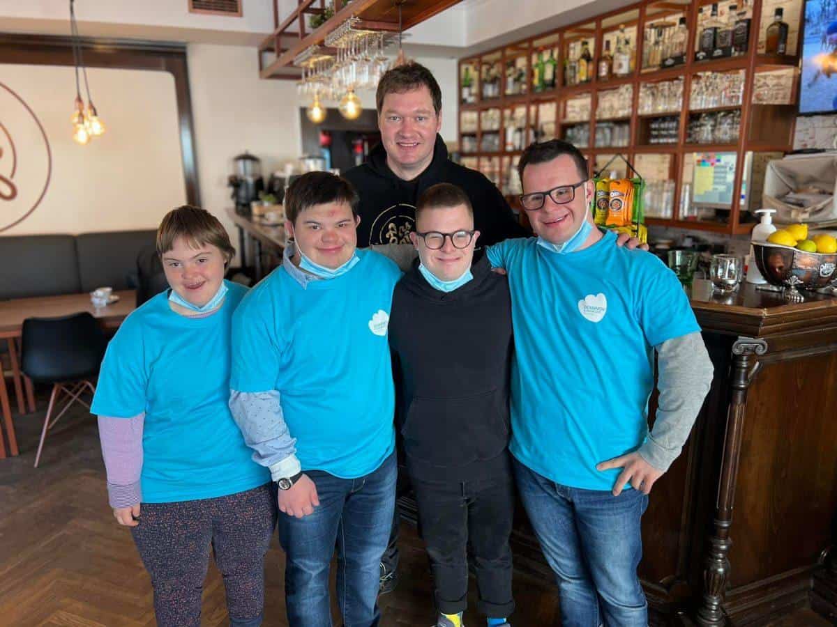 V kavarni sredi Slovenj Gradca vas bodo ob današnjem svetovnem dnevu Downovega sindroma postregli učenci