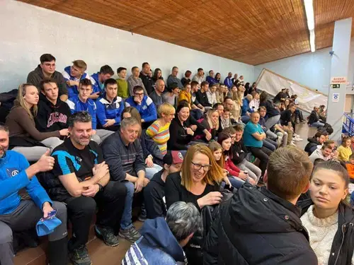 V živo: Odbojkarje Fužinarja za preboj v prvo A ligo spodbujali številni navijači