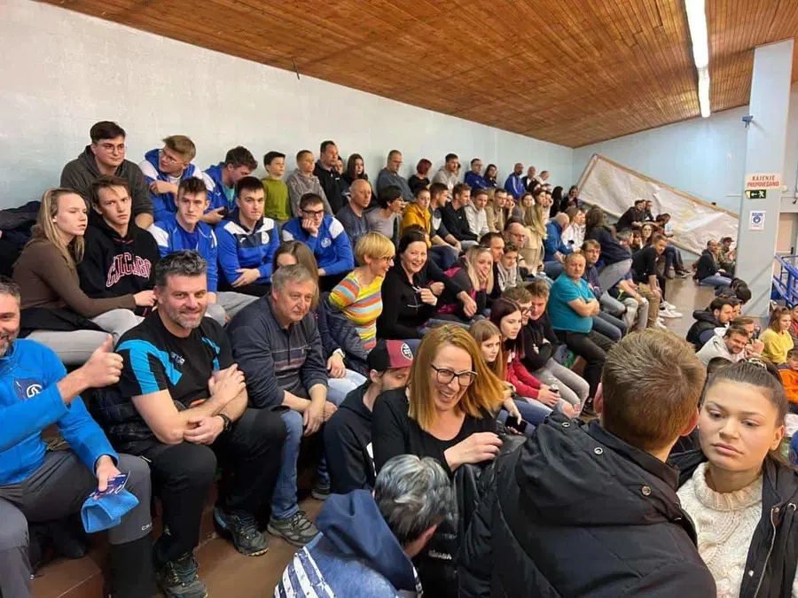 V živo: Odbojkarje Fužinarja za preboj v prvo A ligo spodbujali številni navijači
