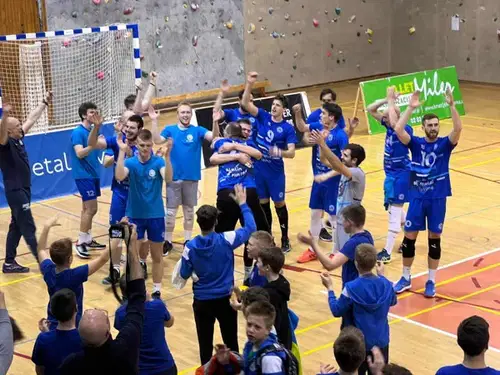 Odbojkarji Fužinarja ob glasni podpori navijačev na domačih tleh premagali Krko