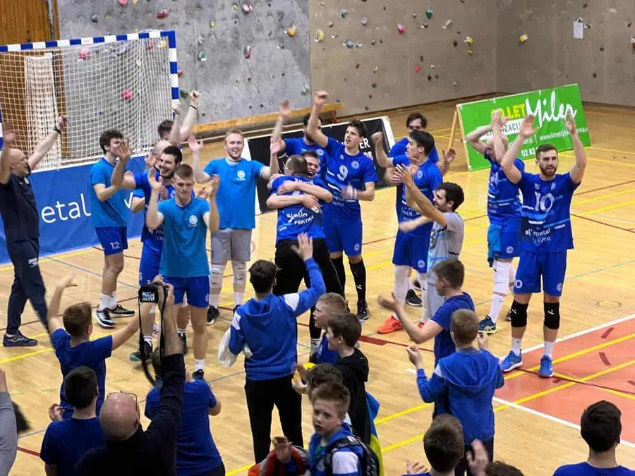 Odbojkarji Fužinarja ob glasni podpori navijačev na domačih tleh premagali Krko