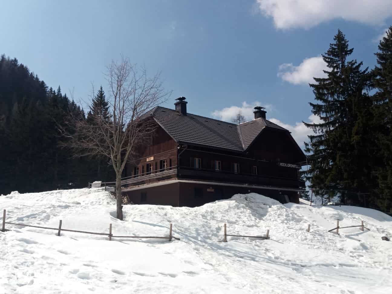 Pretekli teden pričeli s toplotno sanacijo koče na Grohotu in njeno celotno obnovo