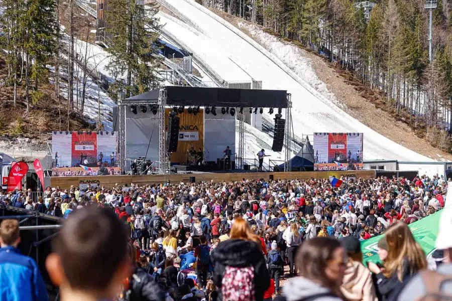 Za junake zime navijali otroci iz vse Slovenije, tudi iz koroških šol (FOTO)
