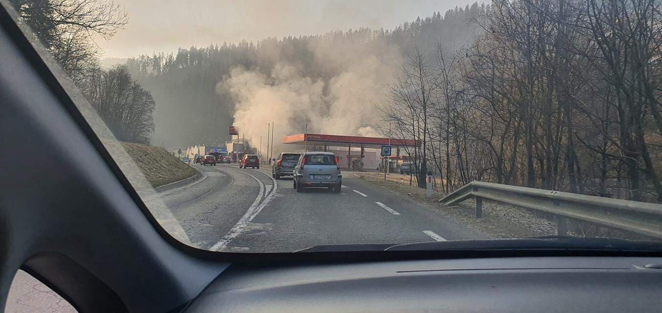 VIDEO: Tako so se gasilci danes pripeljali na požar tovornega vozila
