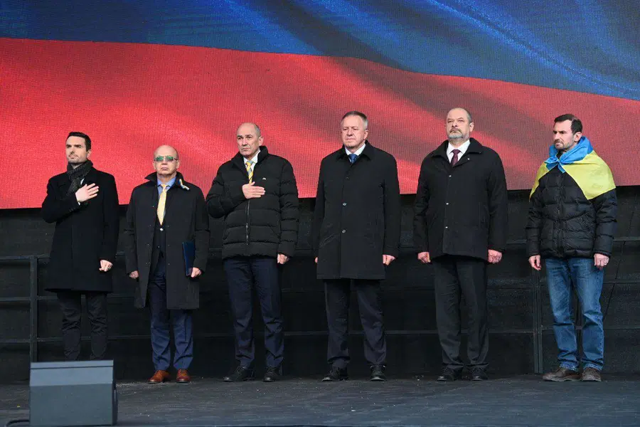 Današnji shod v podporo Ukrajini tudi ob podpori predstavnikov vlade. Janša: "Tisti, ki misli, da je treba Putinu popustiti, se ni nič naučil iz zgodovine" (FOTO)