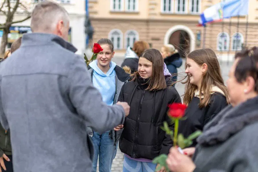 Slovenjgraški župan ženskam delil vrtnice in jim čestital ob današnjem prazniku (VIDEO in FOTO)