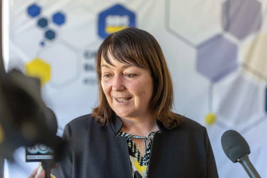 SDS poziva koalicijo k podpori predloga zakona o brezplačni prehrani v šolah. Alenka Helbl: "Menimo, da si vsi naši otroci zaslužijo dva obroka dnevno"