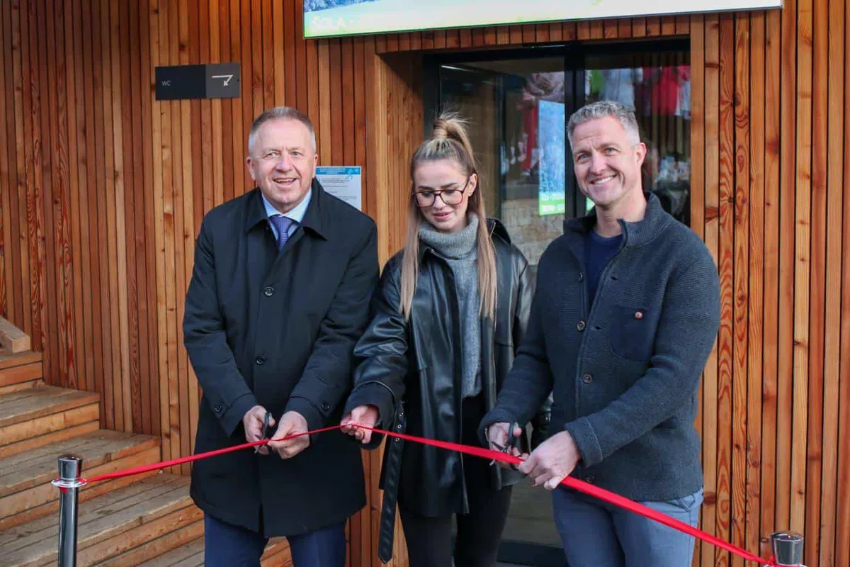 Na Kopah ob prisotnosti ministra odprli nove prostore smučarske šole in izposojevalnice. Na nočni tekmi smučal tudi Ralf Schumacher (FOTO)