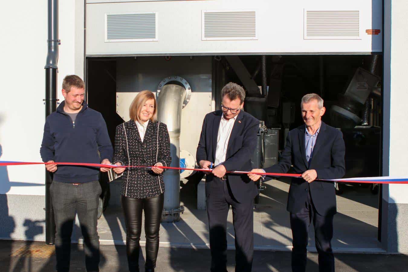 Ob prisotnosti ministra Černača na Prevaljah v uporabo predali čistilno napravo. Minister obiskal tudi Vuzenico (FOTO)