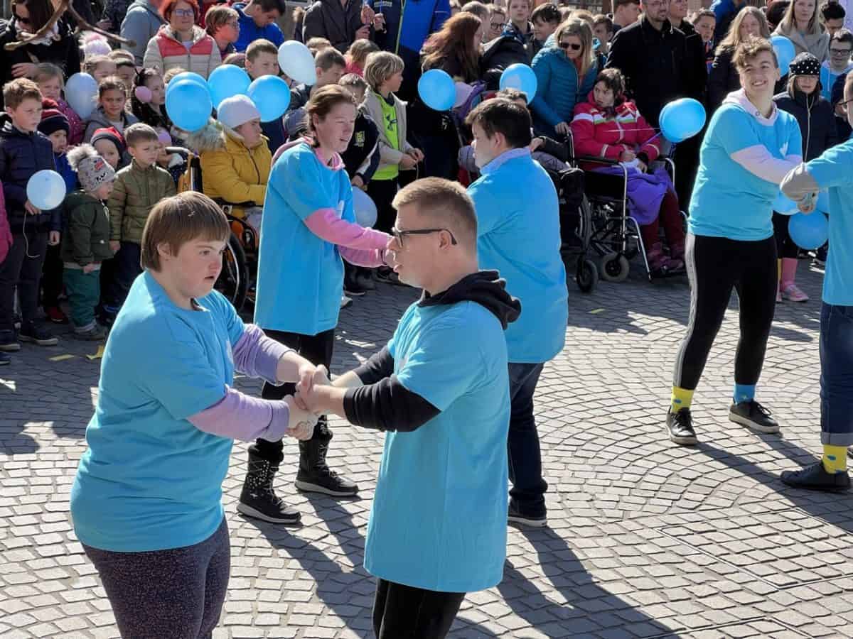 V Slovenj Gradcu so pripravili pohod z baloni in pester kulturni program. Obiskovalce kavarne sredi mesta so postregli kar učenci (VIDEO in FOTO)