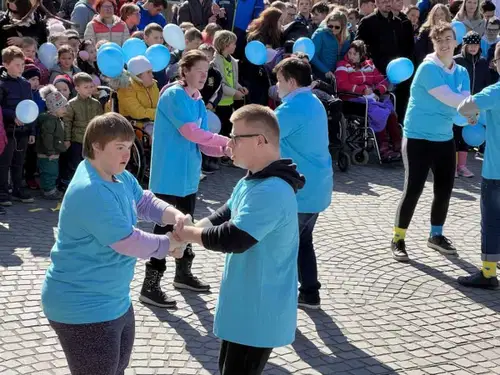 V Slovenj Gradcu so pripravili pohod z baloni in pester kulturni program. Obiskovalce kavarne sredi mesta so postregli kar učenci (VIDEO in FOTO)