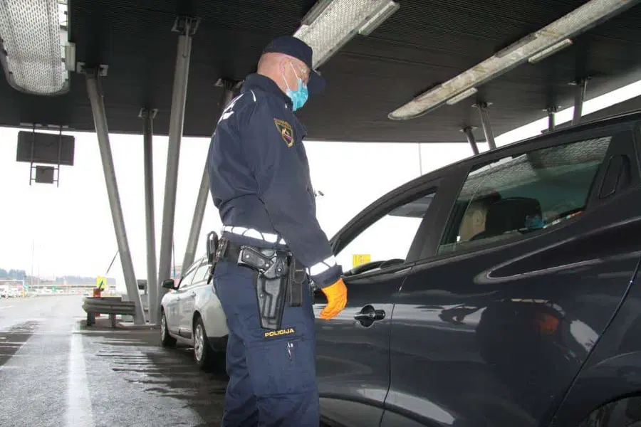 Mimo carine skušal pretihotapiti 29.060 zavojčkov cigaret