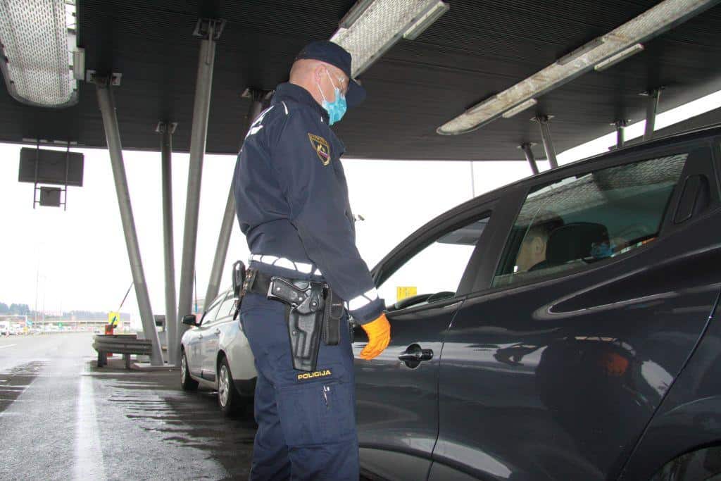 Mimo carine skušal pretihotapiti 29.060 zavojčkov cigaret