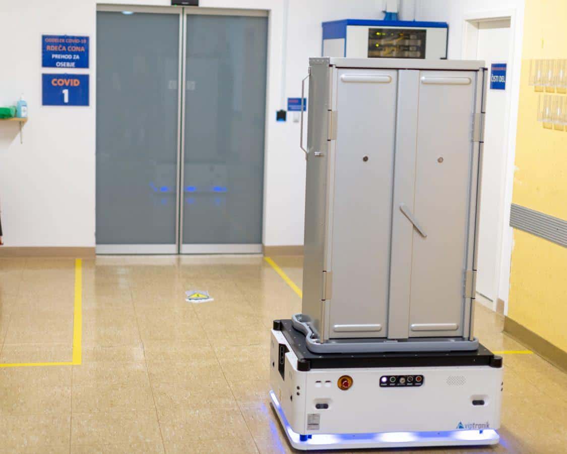 V Splošni bolnišnici Slovenj Gradec predstavili prvega takšnega robota v Sloveniji in Evropi (VIDEO in FOTO)