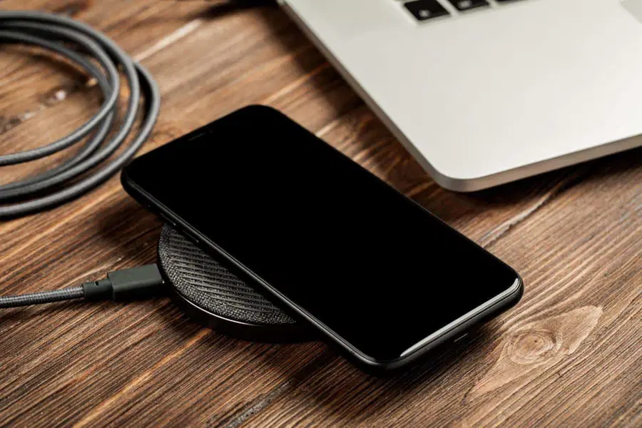 Brezžični polnilci za telefone so vedno bolj "in". Ga že imate?