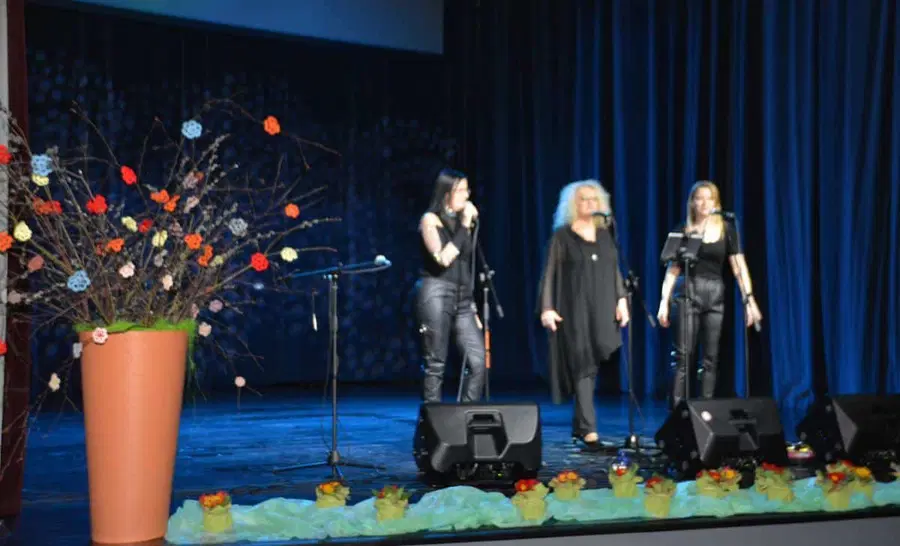 Glasbena prireditev ob dnevu žena na Ravnah navdušila množico obiskovalcev (FOTO)