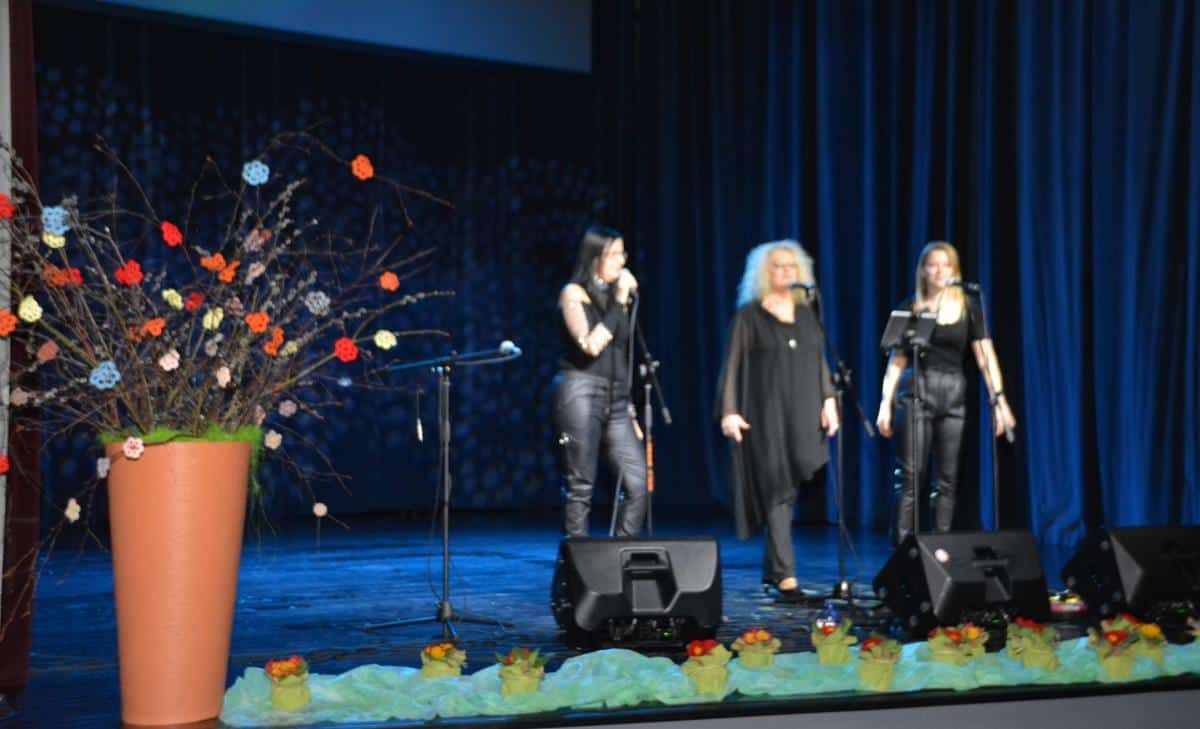 Glasbena prireditev ob dnevu žena na Ravnah navdušila množico obiskovalcev (FOTO)