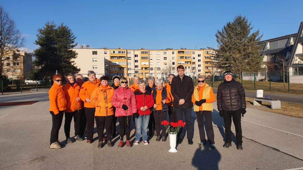 Ob dnevu žena udeleženke Šole zdravja obiskal ravenski župan in jim podaril nageljne
