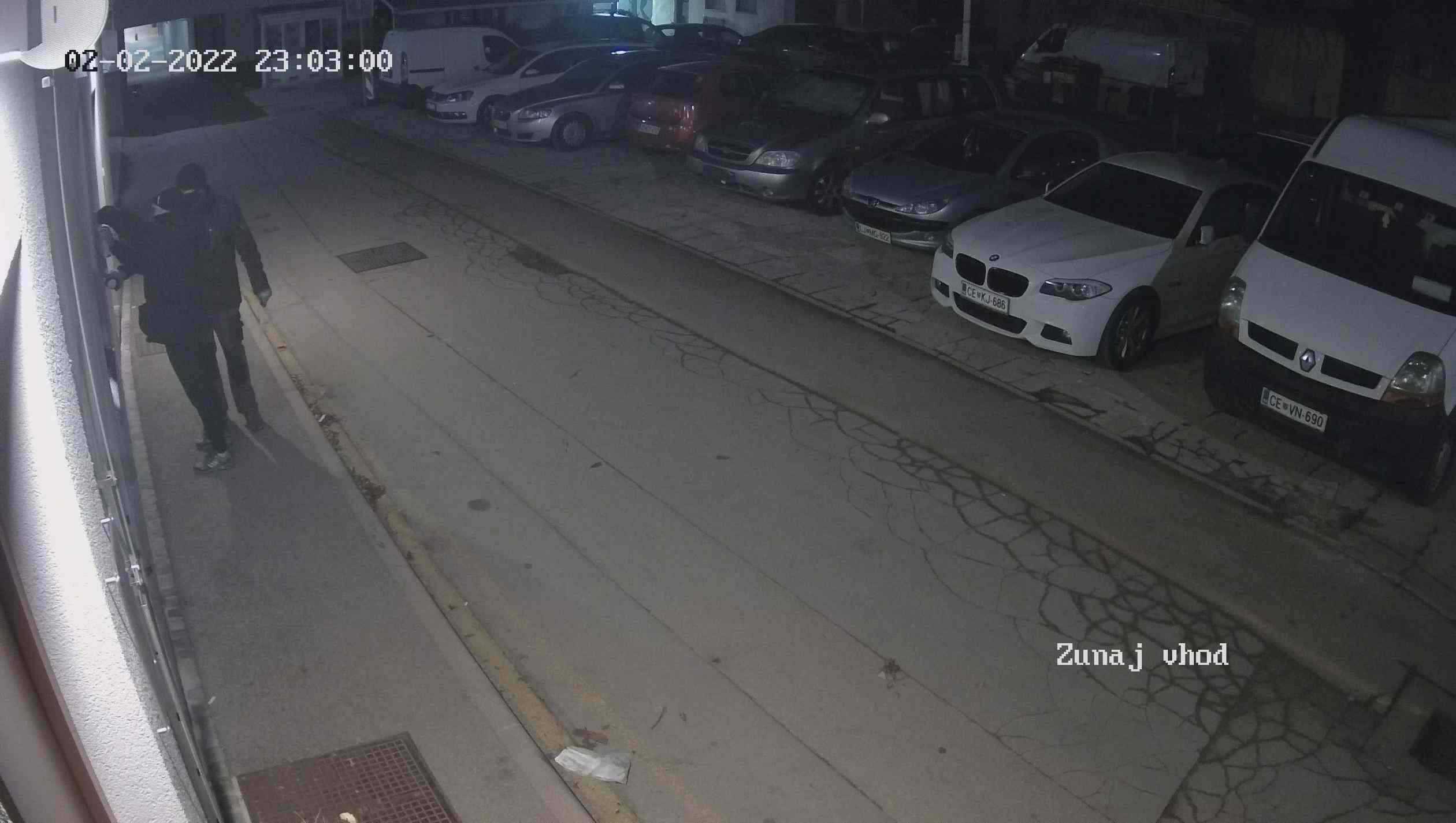 Prepoznate neznanca, ki sta v Celju risala grafite?