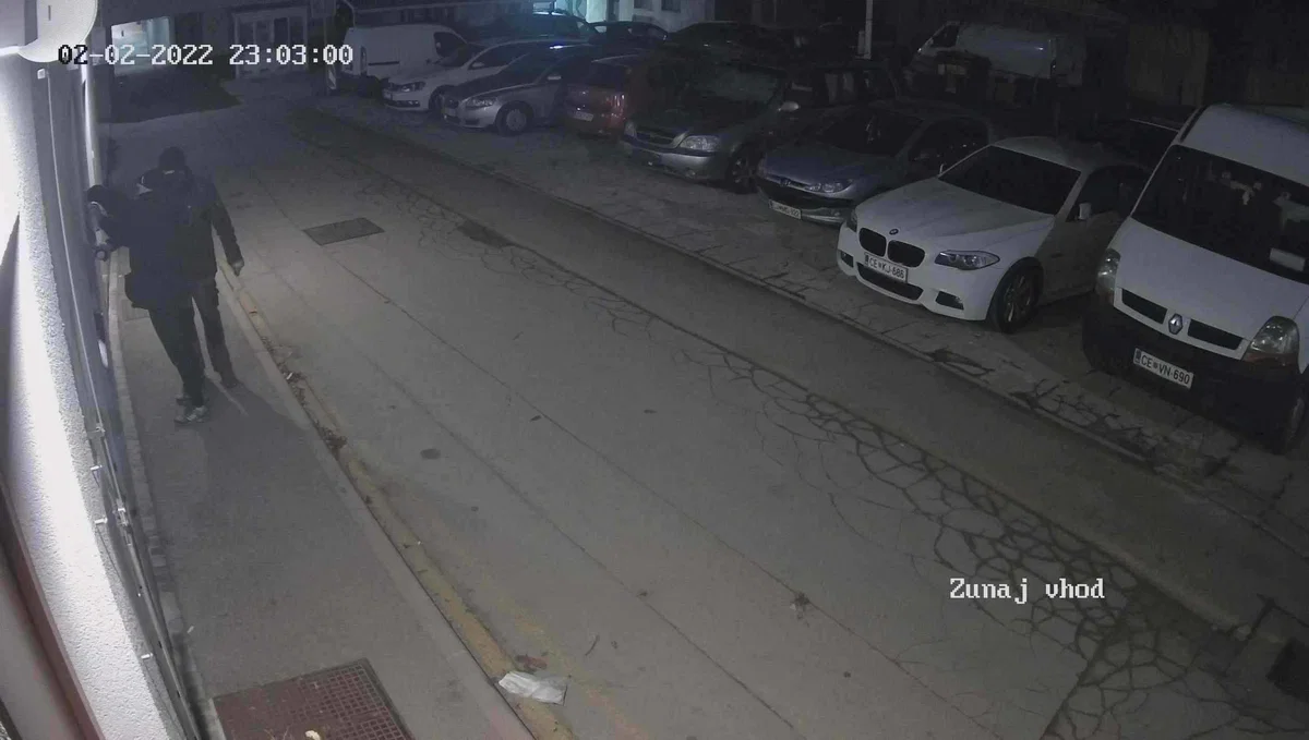 Prepoznate neznanca, ki sta v Celju risala grafite?