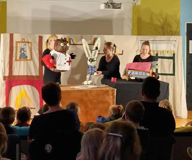 Lutkovna skupina Mavrica je v Mladinskem centru Dravograd izvedla predstavo Škratek Prehladek