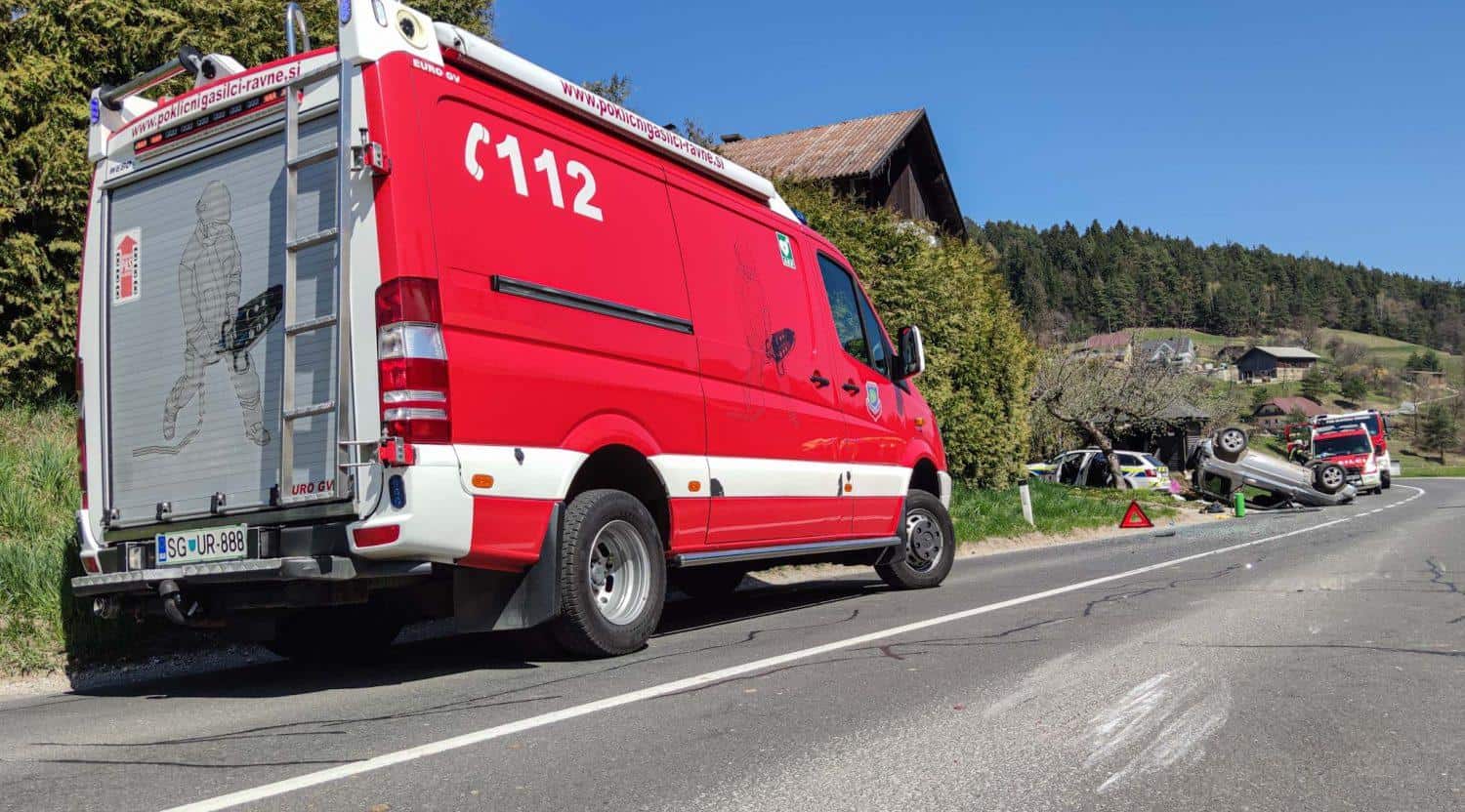 Vozilo se je prevrnilo na streho, poškodovano osebo prepeljali v SB Slovenj Gradec