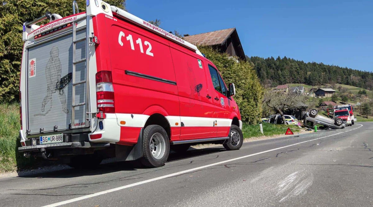 Vozilo se je prevrnilo na streho, poškodovano osebo prepeljali v SB Slovenj Gradec