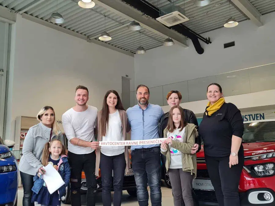 Avto karaoke z Luko Basijem: Avto center Ravne preplavila pozitivna energija in glasba (FOTO)