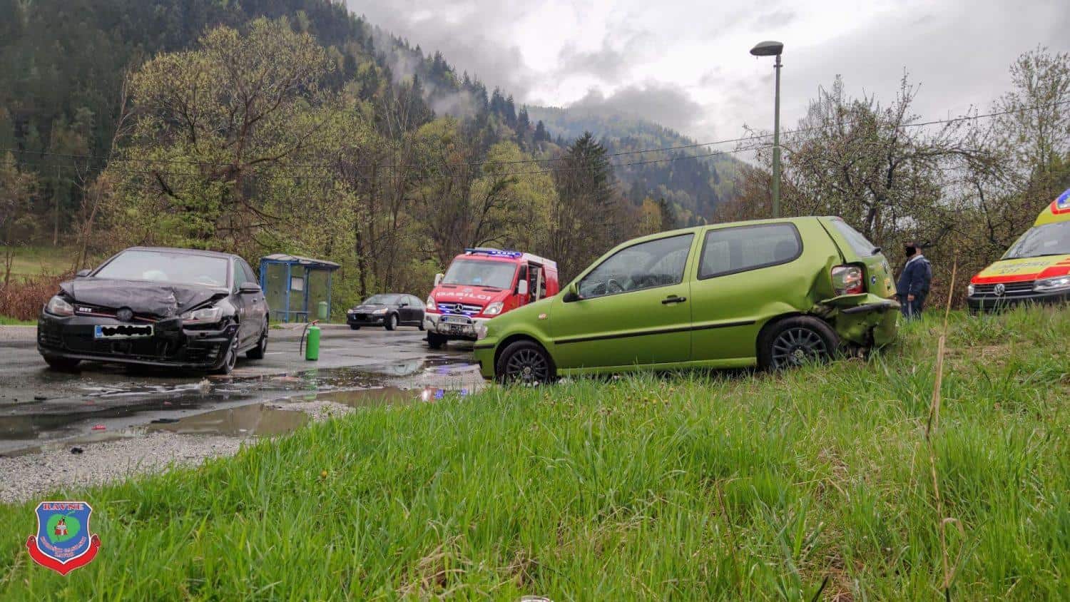 Prometna nesreča v Podklancu: Dve poškodovani osebi so prepeljali v SB Slovenj Gradec