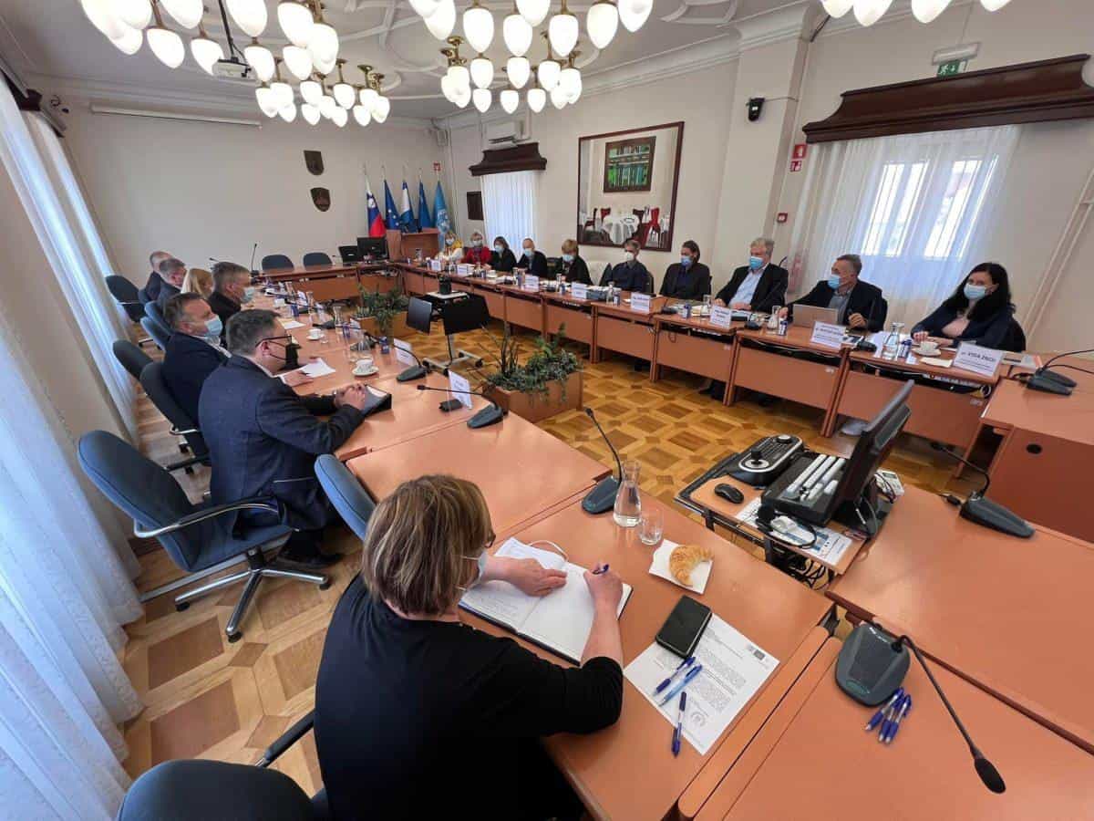 Kmetje glede sadre s prstom kažejo na inšpektorje. Klugler razočaran nad odzivnostjo pristojnih služb (VIDEO in FOTO)