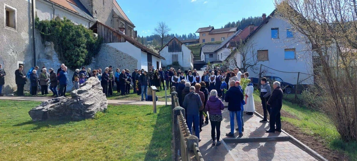 V Vuzenici so namenu predali in uradno odprli prenovljeno pešpot do cerkve sv. Nikolaja (FOTO)