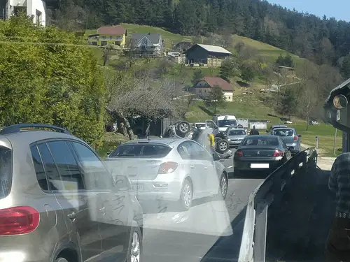 Na Selah prišlo do prometne nesreče. Cesta je zaprta