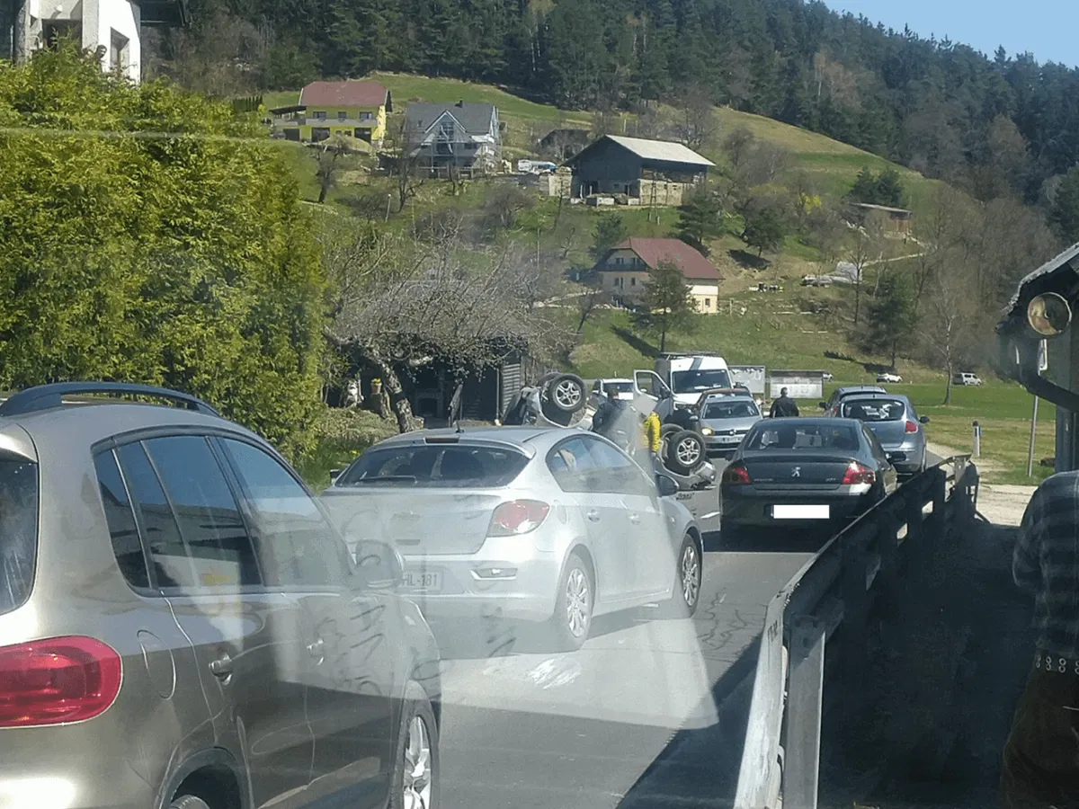 Na Selah prišlo do prometne nesreče. Cesta je zaprta